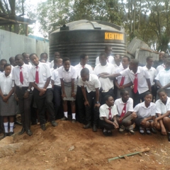 Schulklasse vor Wassertank